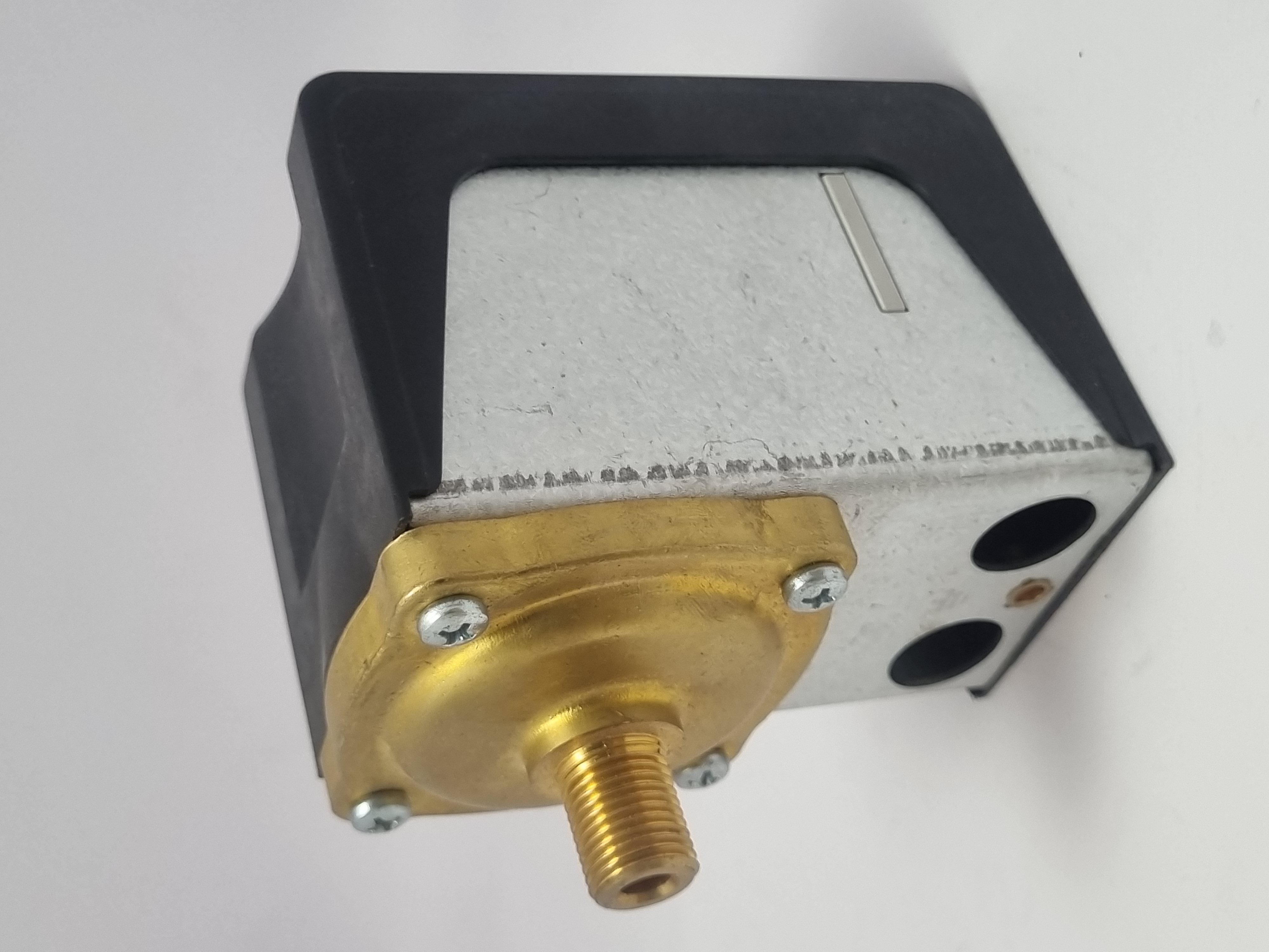 نمای کلی از سوئیچ با بدنه فلزی و اتصالات استاندارد