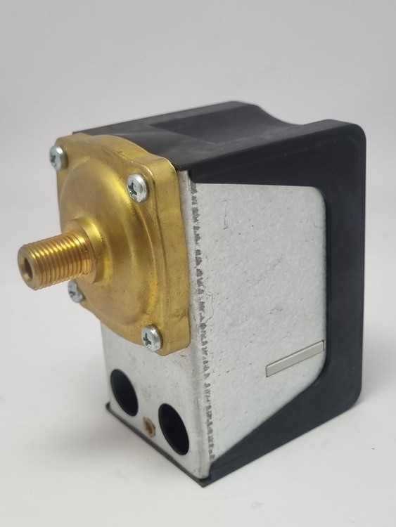 نمای کلی از سوئیچ با بدنه فلزی و اتصالات استاندارد