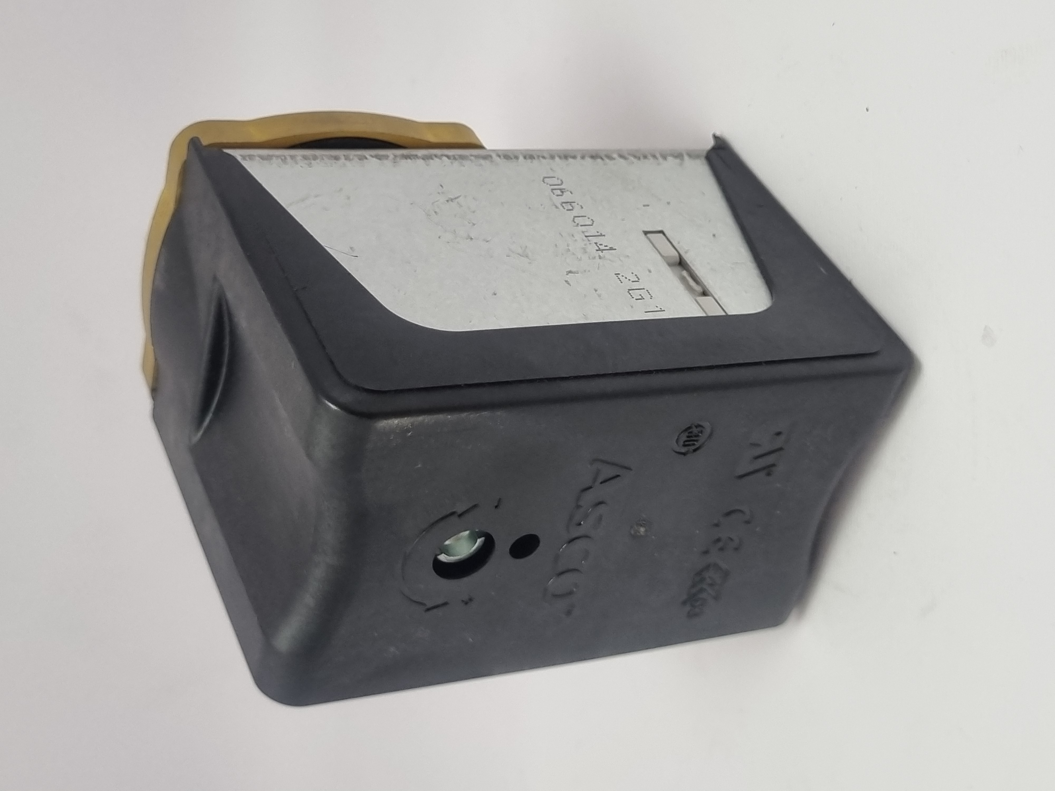 نصبشده روی دستگاه صنعتی برای نمایش کاربرد واقعی